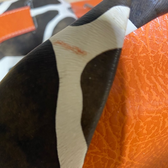 GIRAFFE STYLE PRINT PURSE WITH ORANGE ACCENTS - Picture 4 of 4